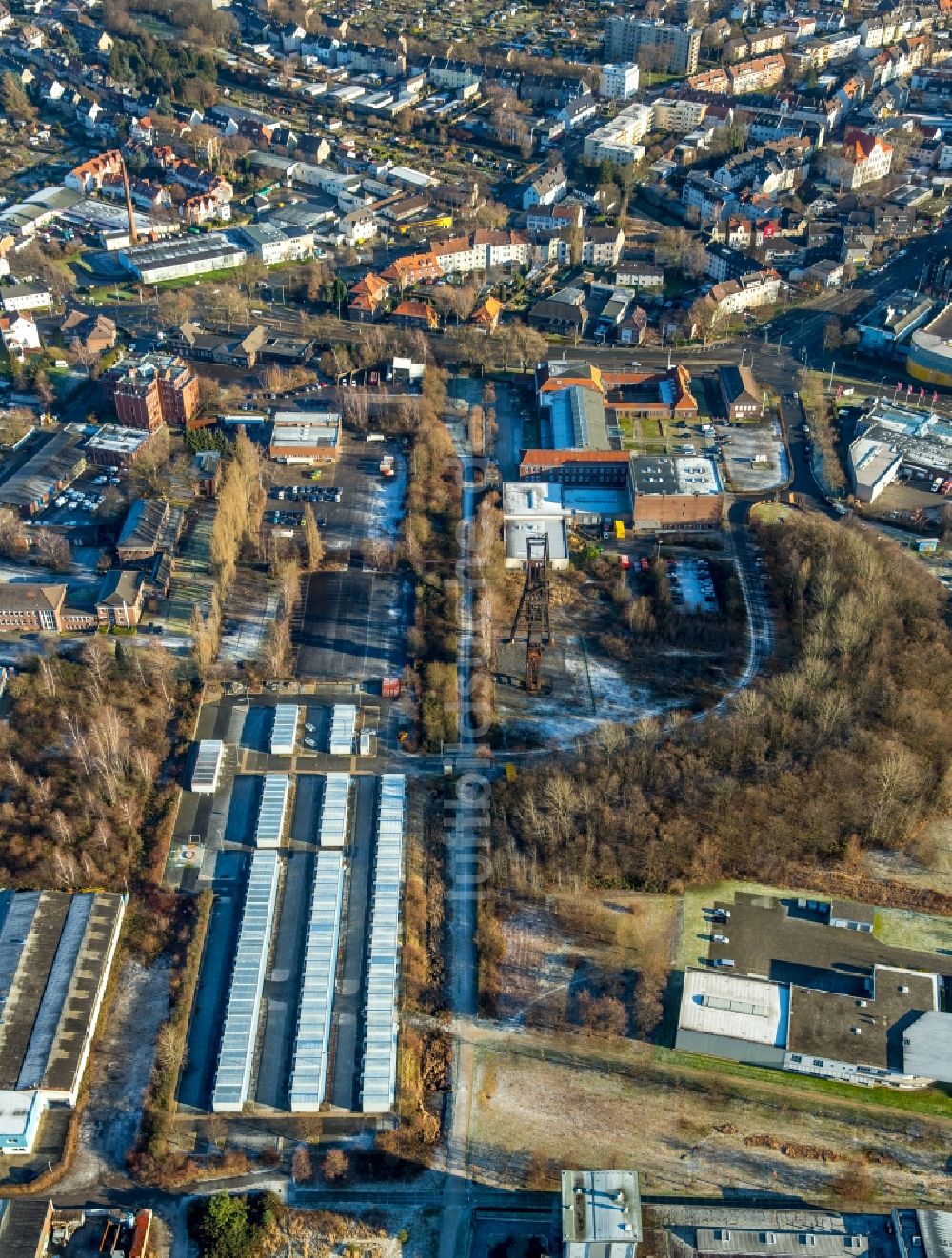 Bochum aus der Vogelperspektive: Flüchtlingsheim- und Asylunterkunfts- Container- Siedlung als Behelfsunterkunft auf dem Gelände der ehemaligen Zeche Holland im Ortsteil Wattenscheid in Bochum im Bundesland Nordrhein-Westfalen