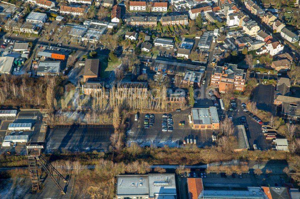 Bochum aus der Vogelperspektive: Flüchtlingsheim- und Asylunterkunfts- Container- Siedlung als Behelfsunterkunft auf dem Gelände der ehemaligen Zeche Holland im Ortsteil Wattenscheid in Bochum im Bundesland Nordrhein-Westfalen