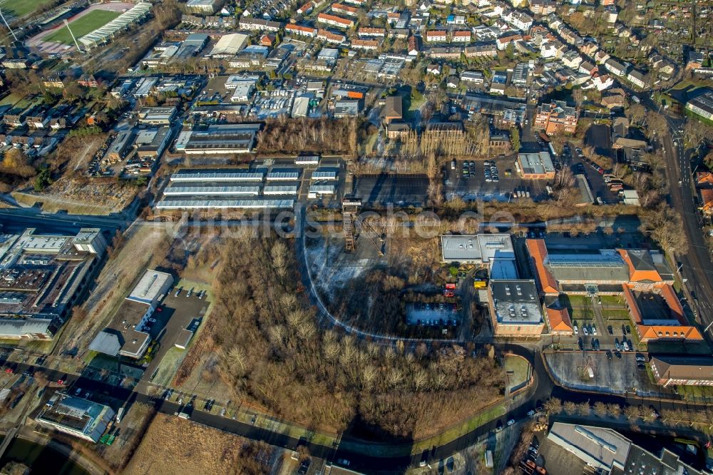 Bochum aus der Vogelperspektive: Flüchtlingsheim- und Asylunterkunfts- Container- Siedlung als Behelfsunterkunft auf dem Gelände der ehemaligen Zeche Holland im Ortsteil Wattenscheid in Bochum im Bundesland Nordrhein-Westfalen