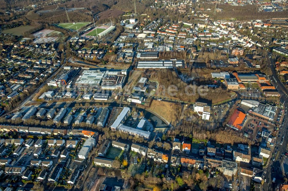 Luftaufnahme Bochum - Flüchtlingsheim- und Asylunterkunfts- Container- Siedlung als Behelfsunterkunft auf dem Gelände der ehemaligen Zeche Holland im Ortsteil Wattenscheid in Bochum im Bundesland Nordrhein-Westfalen