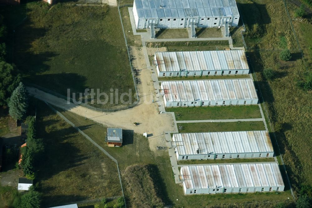 Luftaufnahme Lüneburg - Flüchtlingsheim- und Asylunterkunfts- Container- Siedlung als Behelfsunterkunft Häcklinger Weg in Lüneburg im Bundesland Niedersachsen