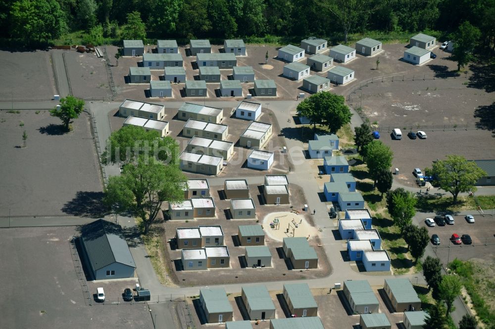 Herrenkrug von oben - Flüchtlingsheim- und Asylunterkunfts- Container- Siedlung als Behelfsunterkunft in Herrenkrug in Magdeburg im Bundesland Sachsen-Anhalt, Deutschland