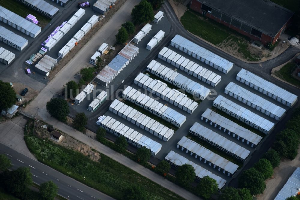 Bad Segeberg von oben - Flüchtlingsheim- und Asylunterkunfts- Container- Siedlung als Behelfsunterkunft am LevoPark an der Bramstedter Landstraße in Bad Segeberg im Bundesland Schleswig-Holstein