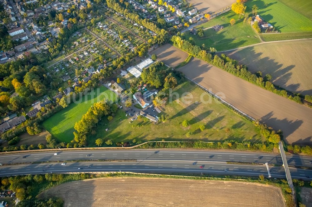 Gladbeck von oben - Flüchtlingsheim- und Asylunterkunfts- Container- Siedlung als Behelfsunterkunft im Linnerott an der Bundesautobahn BAB 2 in Gladbeck im Bundesland Nordrhein-Westfalen