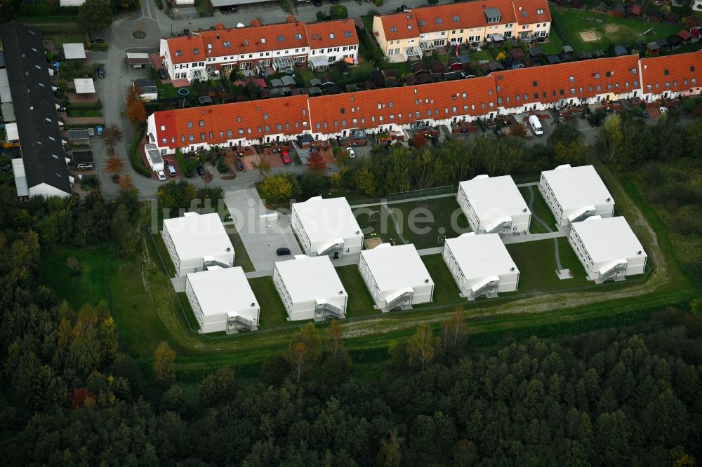 Bremen von oben - Flüchtlingsheim- und Asylunterkunfts- Container- Siedlung als Behelfsunterkunft an der Marie-Mindermann-Straße im Ortsteil Obervieland in Bremen, Deutschland