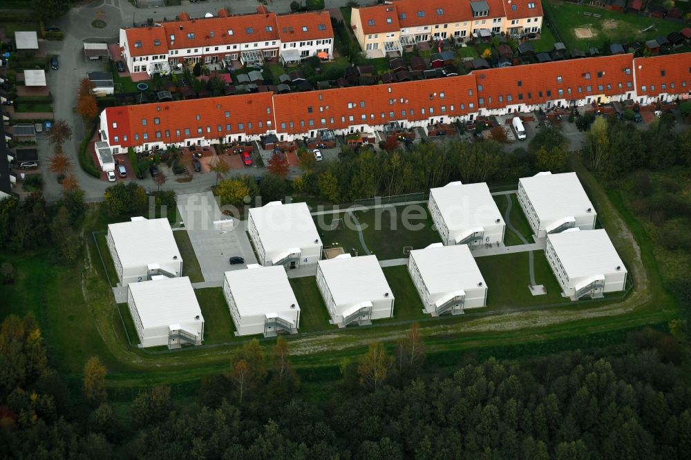 Bremen aus der Vogelperspektive: Flüchtlingsheim- und Asylunterkunfts- Container- Siedlung als Behelfsunterkunft an der Marie-Mindermann-Straße im Ortsteil Obervieland in Bremen, Deutschland