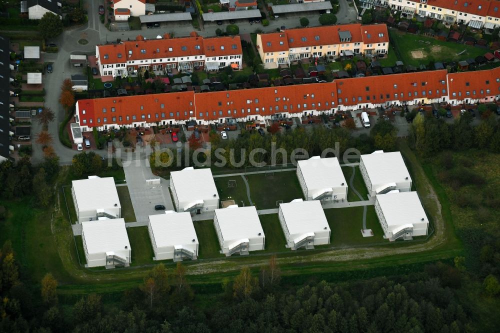 Luftbild Bremen - Flüchtlingsheim- und Asylunterkunfts- Container- Siedlung als Behelfsunterkunft an der Marie-Mindermann-Straße im Ortsteil Obervieland in Bremen, Deutschland