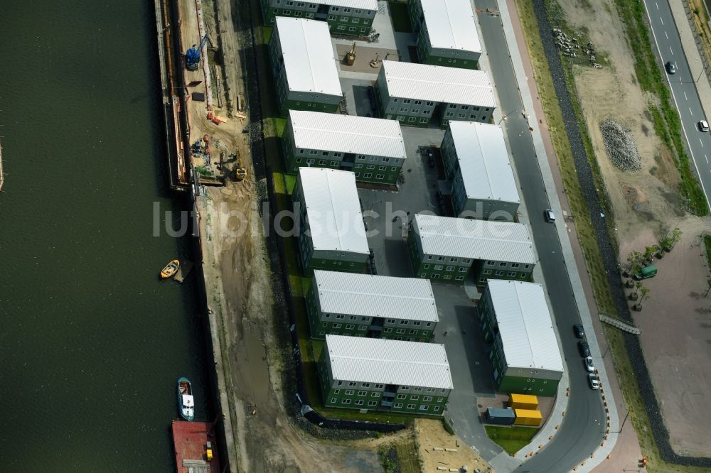 Luftaufnahme Hamburg - Flüchtlingsheim- und Asylunterkunfts- Container- Siedlung als Behelfsunterkunft Versmannstraße im Ortsteil Baakenhafen in Hamburg, Deutschland