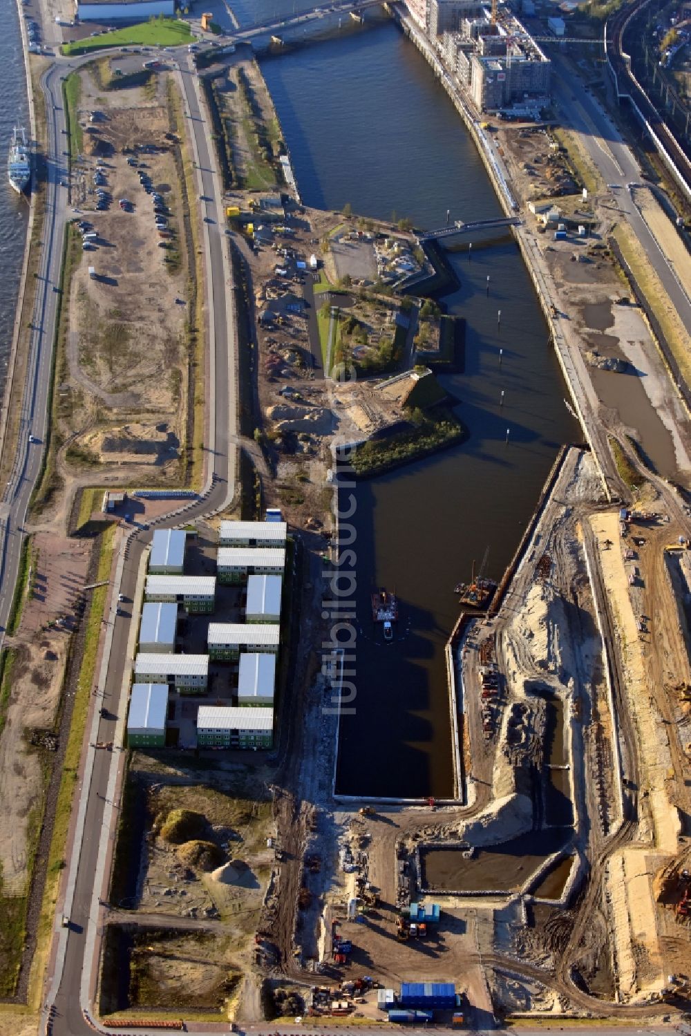 Hamburg von oben - Flüchtlingsheim- und Asylunterkunfts- Container- Siedlung als Behelfsunterkunft Versmannstraße im Ortsteil Baakenhafen in Hamburg, Deutschland