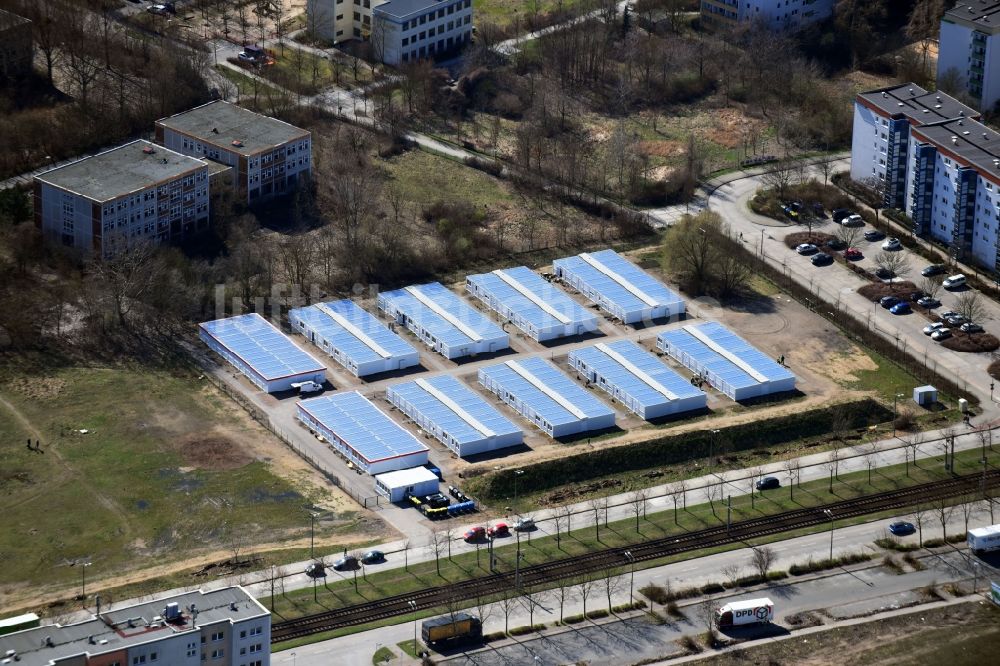 Luftbild Berlin - Flüchtlingsheim- und Asylunterkunfts- Container- Siedlung als Behelfsunterkunft Zossener Straße im Ortsteil Hellersdorf in Berlin