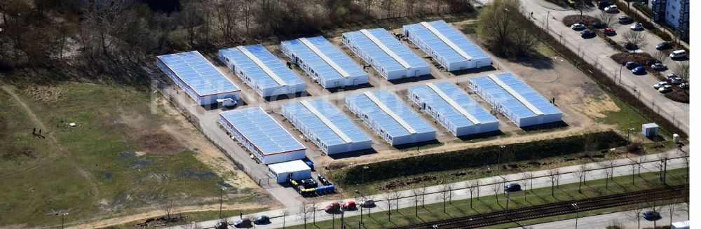 Luftaufnahme Berlin - Flüchtlingsheim- und Asylunterkunfts- Container- Siedlung als Behelfsunterkunft Zossener Straße im Ortsteil Hellersdorf in Berlin