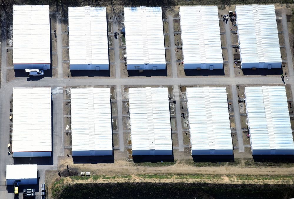 Luftbild Berlin - Flüchtlingsheim- und Asylunterkunfts- Container- Siedlung als Behelfsunterkunft Zossener Straße im Ortsteil Hellersdorf in Berlin