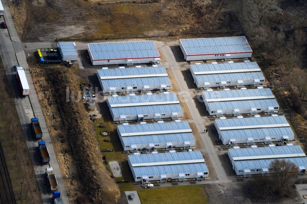 Berlin aus der Vogelperspektive: Flüchtlingsheim- und Asylunterkunfts- Container- Siedlung als Behelfsunterkunft Zossener Straße im Ortsteil Hellersdorf in Berlin