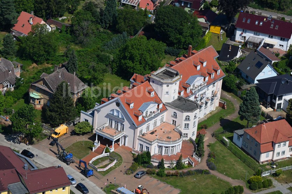 Luftbild Berlin - Flüchtlingsheim- und Asylunterkunfts- Gebaude am Münsterberger Weg im Ortsteil Kaulsdorf in Berlin, Deutschland