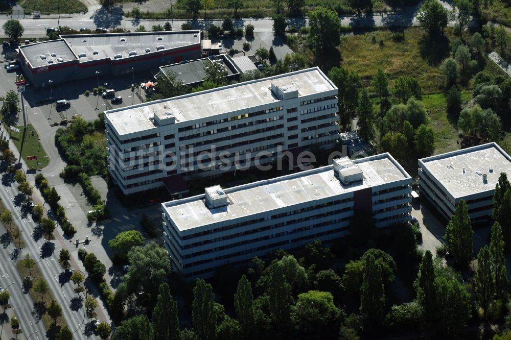 Berlin von oben - Flüchtlingsheim- und Asylunterkunfts- Gebäude an der Bitterfelder Straße im Stadtteil Marzahn in Berlin