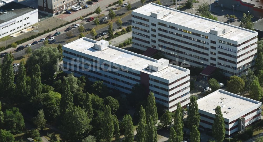 Berlin aus der Vogelperspektive: Flüchtlingsheim- und Asylunterkunfts- Gebäude an der Bitterfelder Straße im Stadtteil Marzahn in Berlin