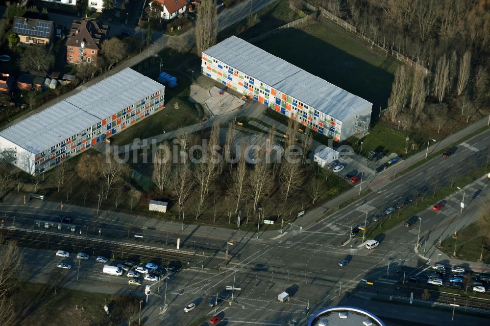 Berlin von oben - Flüchtlingsheim- und Asylunterkunfts- Gebäude am Blumberger Damm im Stadtteil Marzahn in Berlin