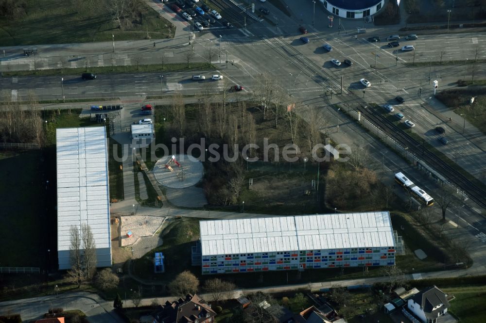 Berlin von oben - Flüchtlingsheim- und Asylunterkunfts- Gebäude am Blumberger Damm im Stadtteil Marzahn in Berlin