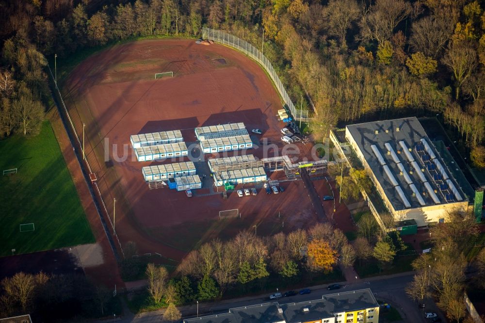 Gladbeck aus der Vogelperspektive: Flüchtlingsheim- und Asylunterkunfts- Gebäude und Container auf dem Sportgelände im Stadtteil Renfort-Nord an der Enfieldstraße in Gladbeck im Bundesland Nordrhein-Westfalen