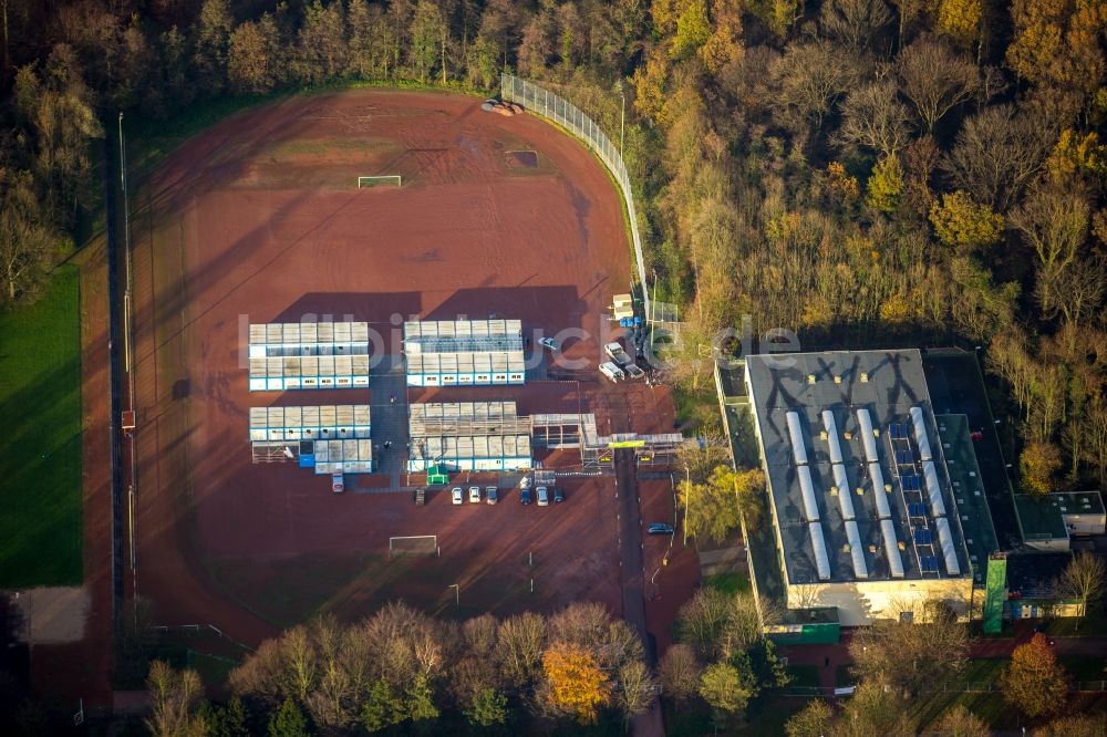 Luftbild Gladbeck - Flüchtlingsheim- und Asylunterkunfts- Gebäude und Container auf dem Sportgelände im Stadtteil Renfort-Nord an der Enfieldstraße in Gladbeck im Bundesland Nordrhein-Westfalen