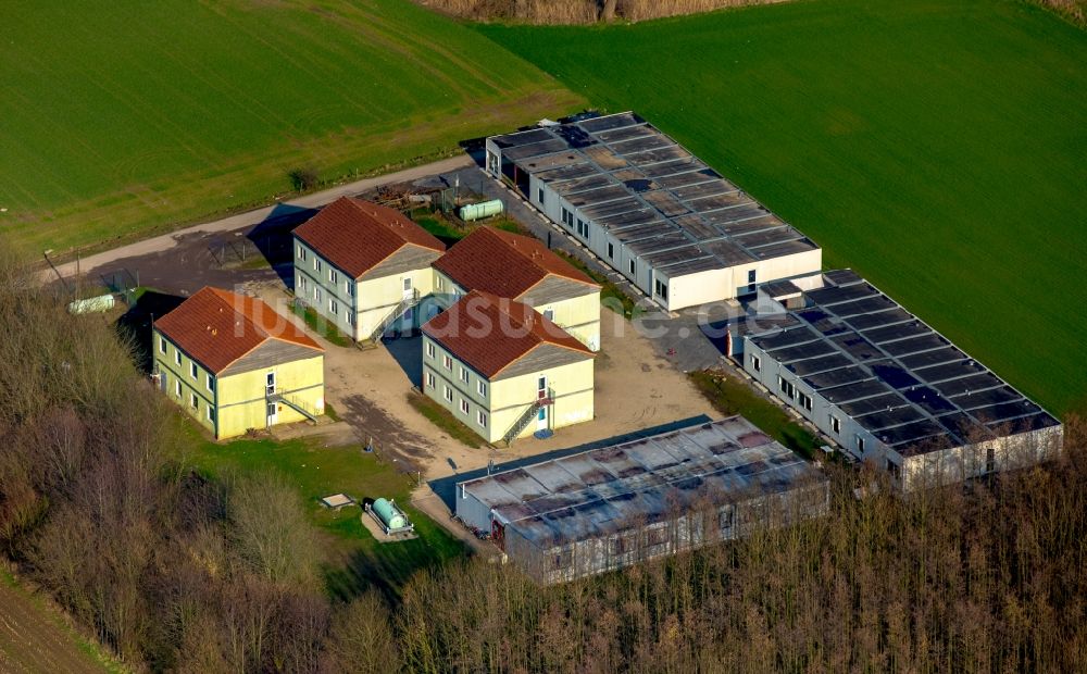 Isselburg von oben - Flüchtlingsheim- und Asylunterkunfts- Gebäude und Containerlager Am Wasserwerk in Isselburg im Bundesland Nordrhein-Westfalen