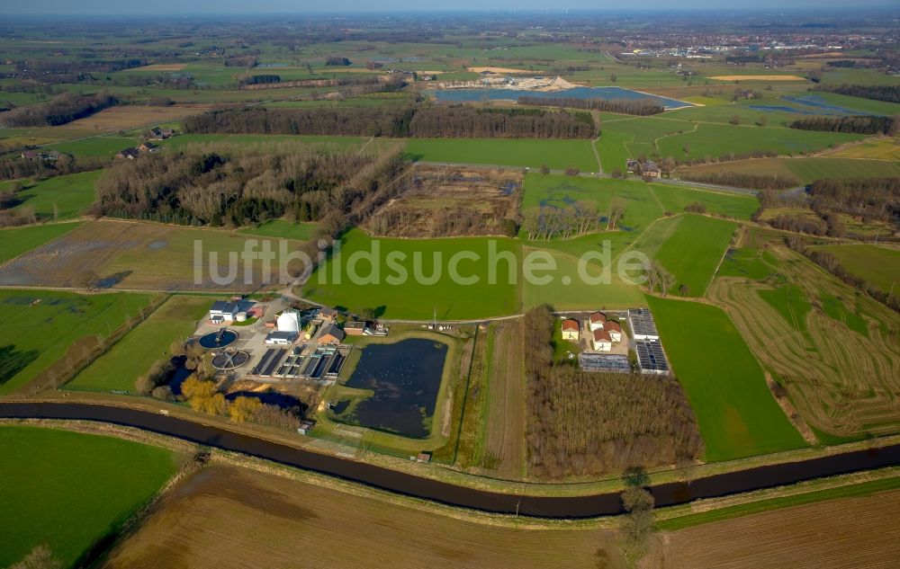 Isselburg von oben - Flüchtlingsheim- und Asylunterkunfts- Gebäude und Containerlager Am Wasserwerk in Isselburg im Bundesland Nordrhein-Westfalen