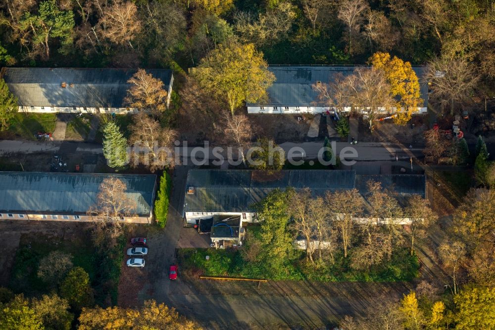 Luftaufnahme Dinslaken - Flüchtlingsheim- und Asylunterkunfts- Gebäude in den ehemaligen Bergwerksbaracken An der Fliehburg in Dinslaken im Bundesland Nordrhein-Westfalen