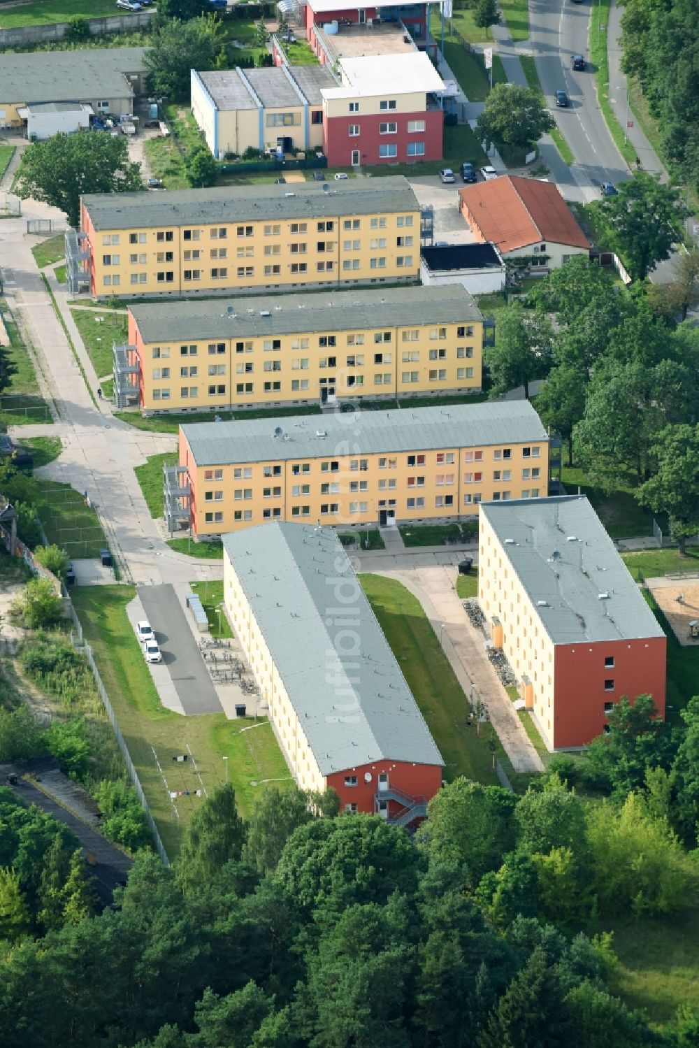 Luftbild Hennigsdorf - Flüchtlingsheim- und Asylunterkunfts- Gebäude auf dem ehemaligen Gelände der Clara-Zetkin-Kaserne in Hennigsdorf im Bundesland Brandenburg, Deutschland