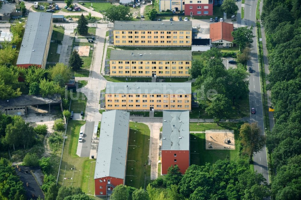 Hennigsdorf von oben - Flüchtlingsheim- und Asylunterkunfts- Gebäude auf dem ehemaligen Gelände der Clara-Zetkin-Kaserne in Hennigsdorf im Bundesland Brandenburg, Deutschland