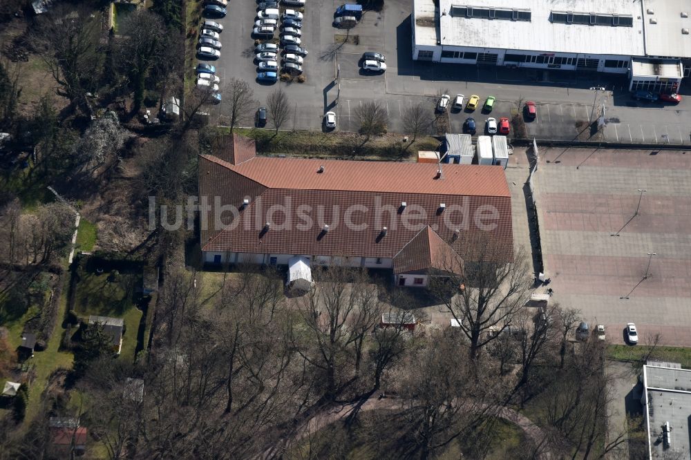 Berlin aus der Vogelperspektive: Flüchtlingsheim- und Asylunterkunfts- Gebäude des ehemaligen Lidl - Marktes an der Lindenstraße in Berlin