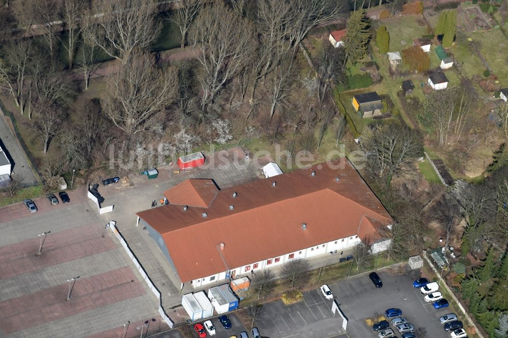 Luftbild Berlin - Flüchtlingsheim- und Asylunterkunfts- Gebäude des ehemaligen Lidl - Marktes an der Lindenstraße in Berlin