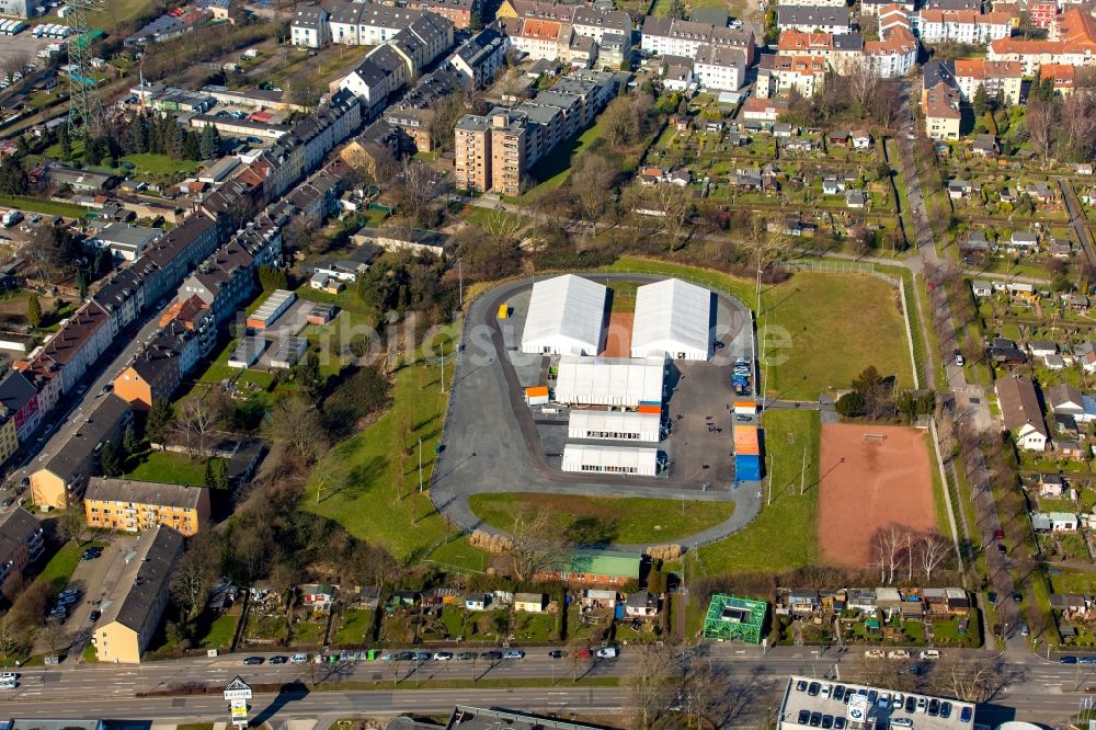 Luftbild Essen - Flüchtlingsheim- und Asylunterkunfts- Gebäude auf dem ehemaligen Sportplatz am Berthold-Beitz-Boulevard in Essen im Bundesland Nordrhein-Westfalen