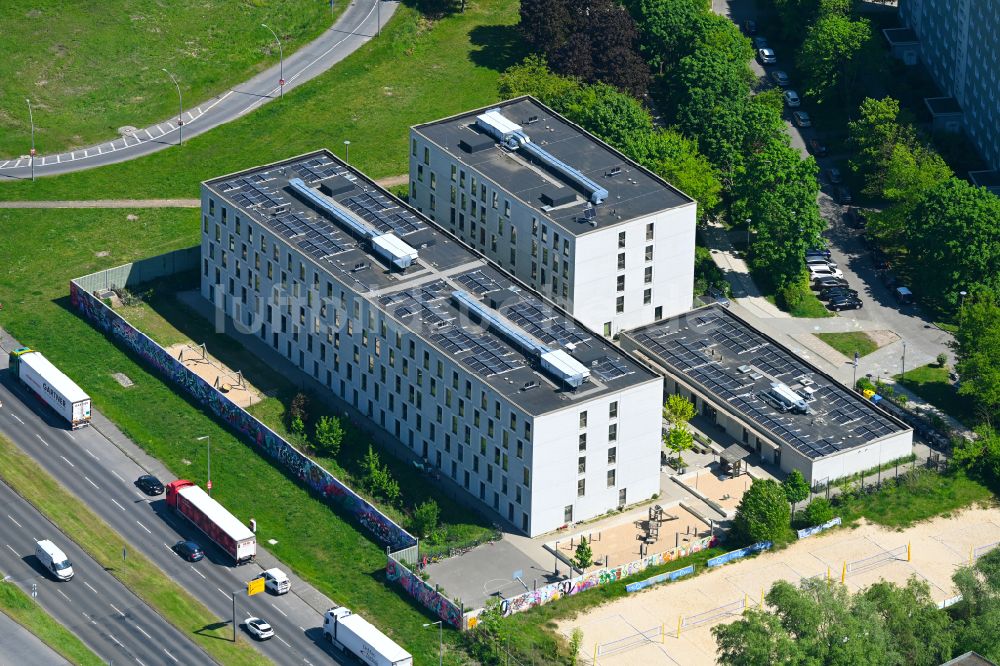Berlin aus der Vogelperspektive: Flüchtlingsheim- und Asylunterkunfts- Gebäude der GU Gemeinschaftsunterkunft in Berlin, Deutschland