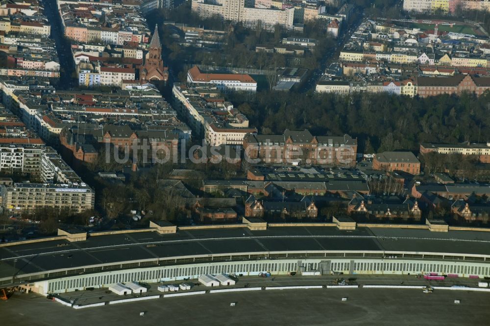 Luftbild Berlin - Flüchtlingsheim- und Asylunterkunfts- Gebäude in den Hangars des ehemaligen Flughafen Tempelhof in Berlin