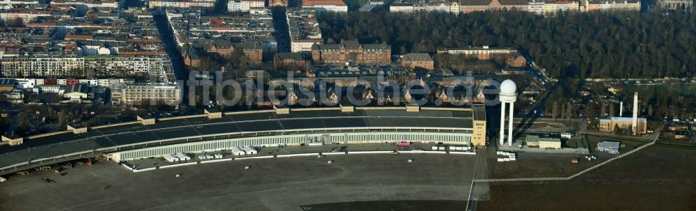 Luftaufnahme Berlin - Flüchtlingsheim- und Asylunterkunfts- Gebäude in den Hangars des ehemaligen Flughafen Tempelhof in Berlin