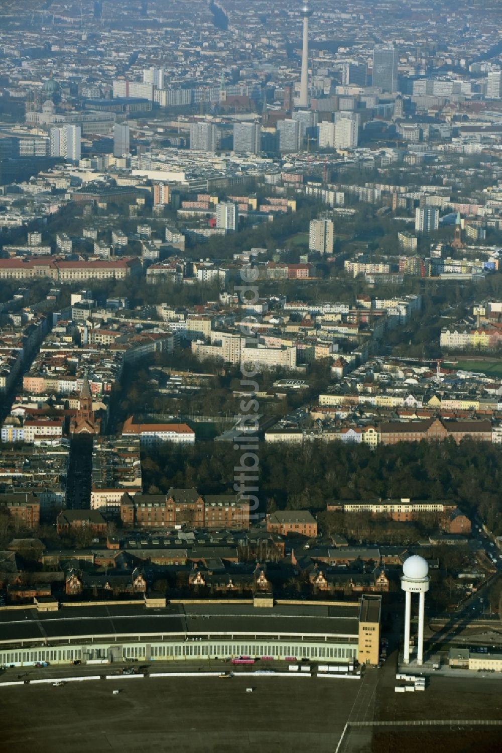 Berlin von oben - Flüchtlingsheim- und Asylunterkunfts- Gebäude in den Hangars des ehemaligen Flughafen Tempelhof in Berlin