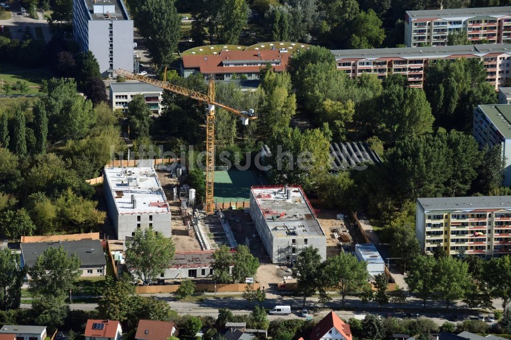 Berlin aus der Vogelperspektive: Flüchtlingsheim- und Asylunterkunfts- Gebäude Modulare Unterkunft zur Flüchtlingsunterbringung MUF an der Rudolf-Leonhard-Straße im Bezirk Marzahn-Hellersdorf in Berlin