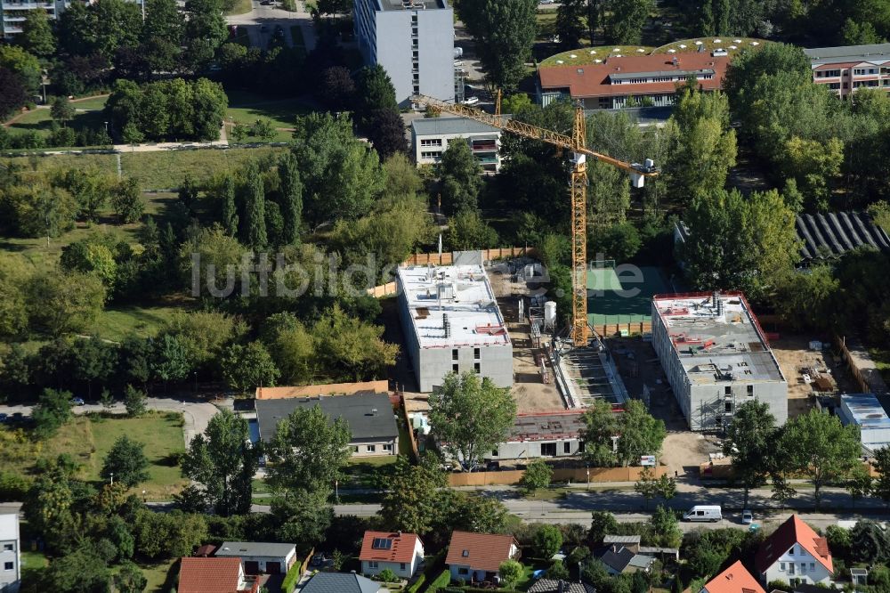 Luftbild Berlin - Flüchtlingsheim- und Asylunterkunfts- Gebäude Modulare Unterkunft zur Flüchtlingsunterbringung MUF an der Rudolf-Leonhard-Straße im Bezirk Marzahn-Hellersdorf in Berlin