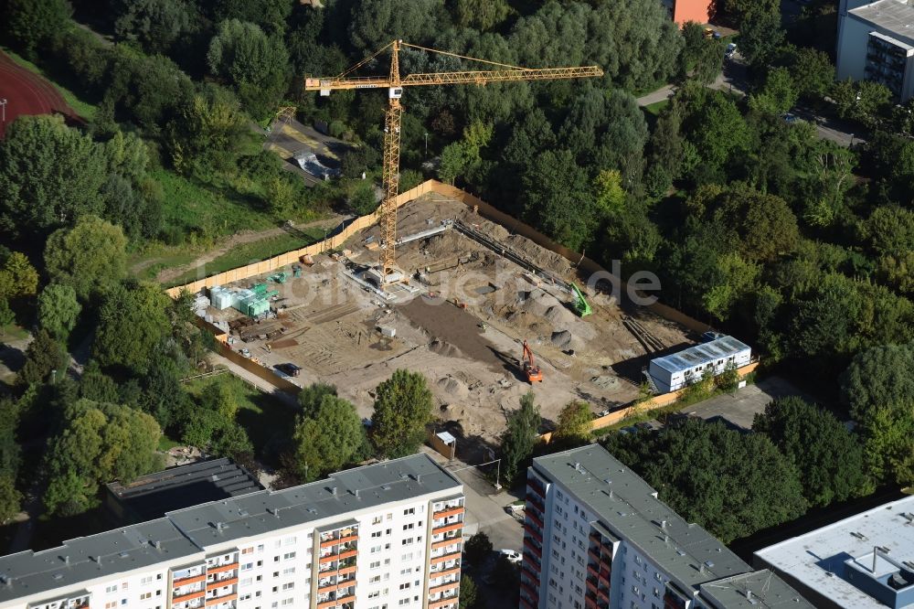 Luftaufnahme Berlin - Flüchtlingsheim- und Asylunterkunfts- Gebäude Modulare Unterkunft zur Flüchtlingsunterbringung MUF an der Wolfgang-Heinz-Straße im Stadtteil Buch im Bezirk Pankow in Berlin