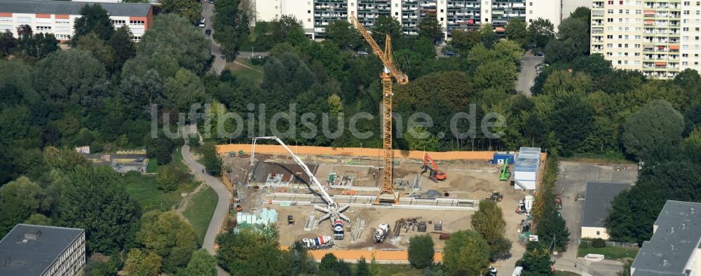 Berlin von oben - Flüchtlingsheim- und Asylunterkunfts- Gebäude Modulare Unterkunft zur Flüchtlingsunterbringung MUF an der Wolfgang-Heinz-Straße im Stadtteil Buch im Bezirk Pankow in Berlin