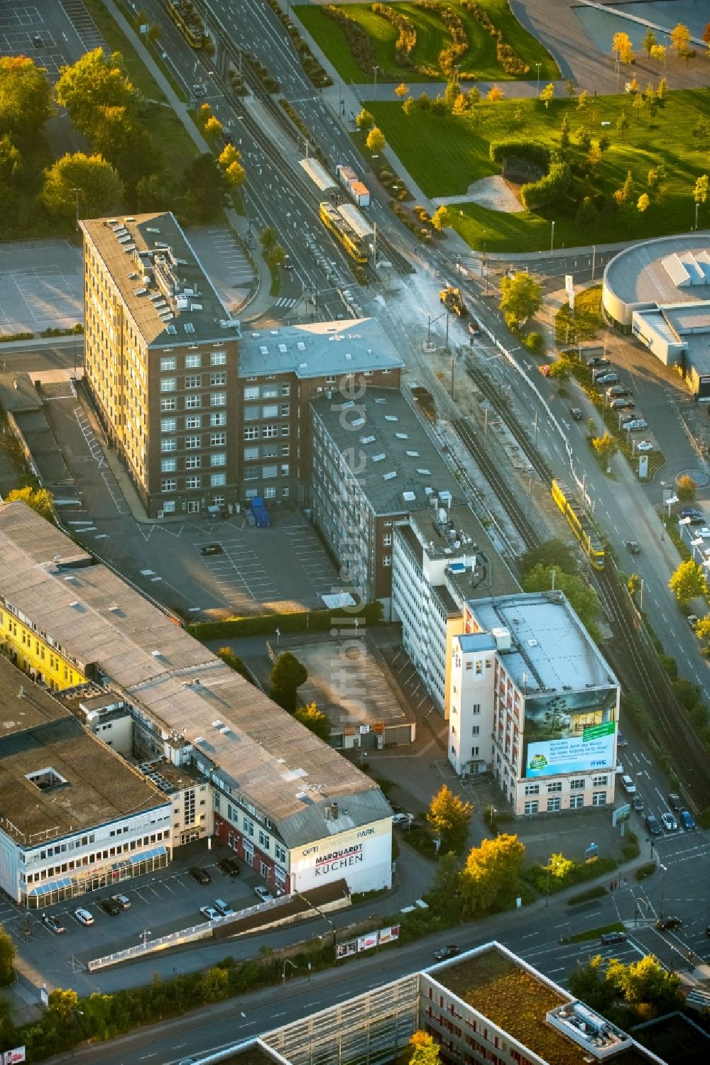 Essen von oben - Flüchtlingsheim- und Asylunterkunfts- Gebäude Opti-Park in der Altendorfer Straße in Essen im Bundesland Nordrhein-Westfalen