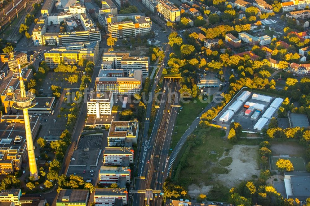 Essen von oben - Flüchtlingsheim- und Asylunterkunfts- Gebäude an der Planckstraße in Essen im Bundesland Nordrhein-Westfalen