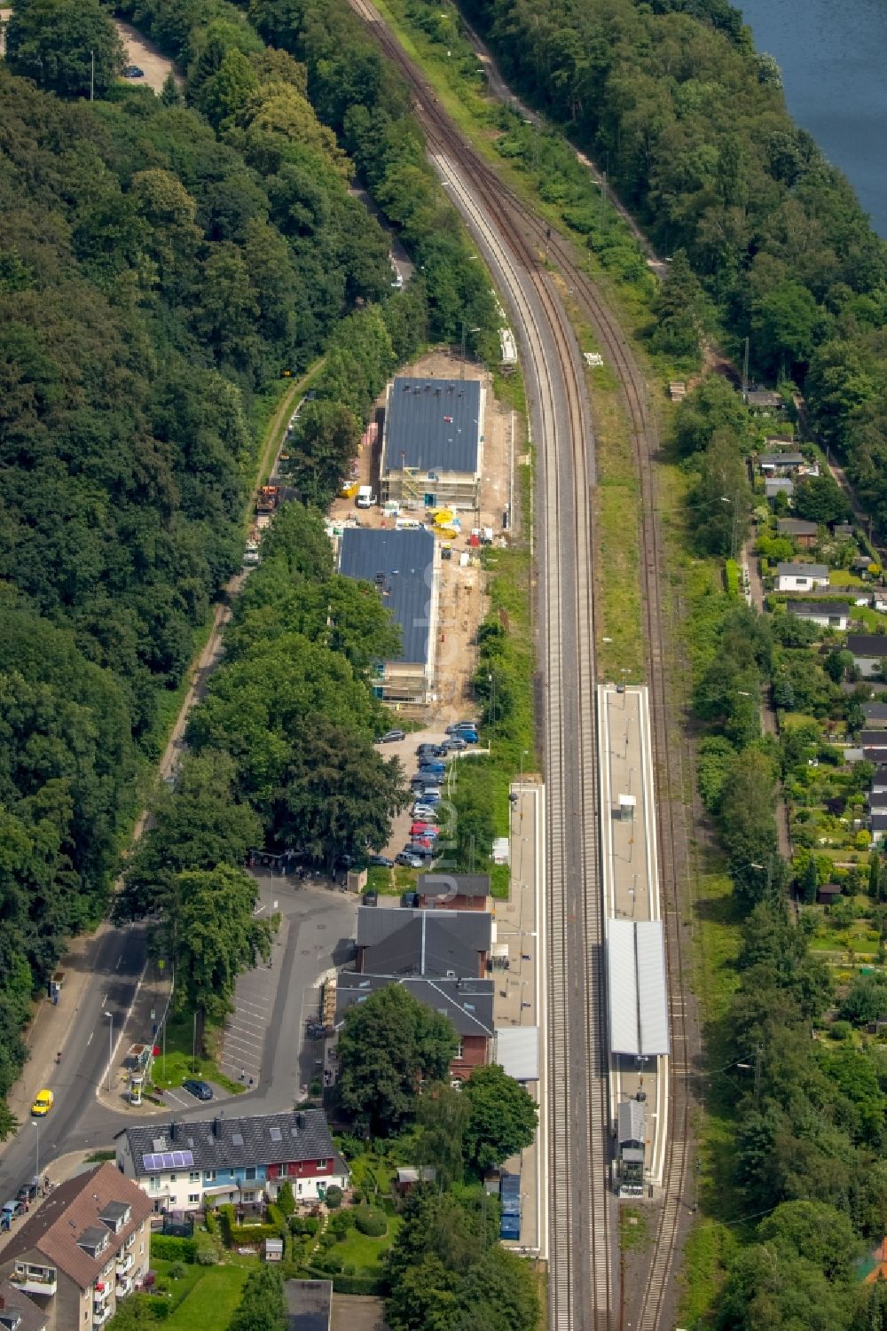 Luftbild Essen - Flüchtlingsheim- und Asylunterkunfts- Gebäude an der Ruhrtalstraße am S-Bahnhof Kettwig in Essen im Bundesland Nordrhein-Westfalen