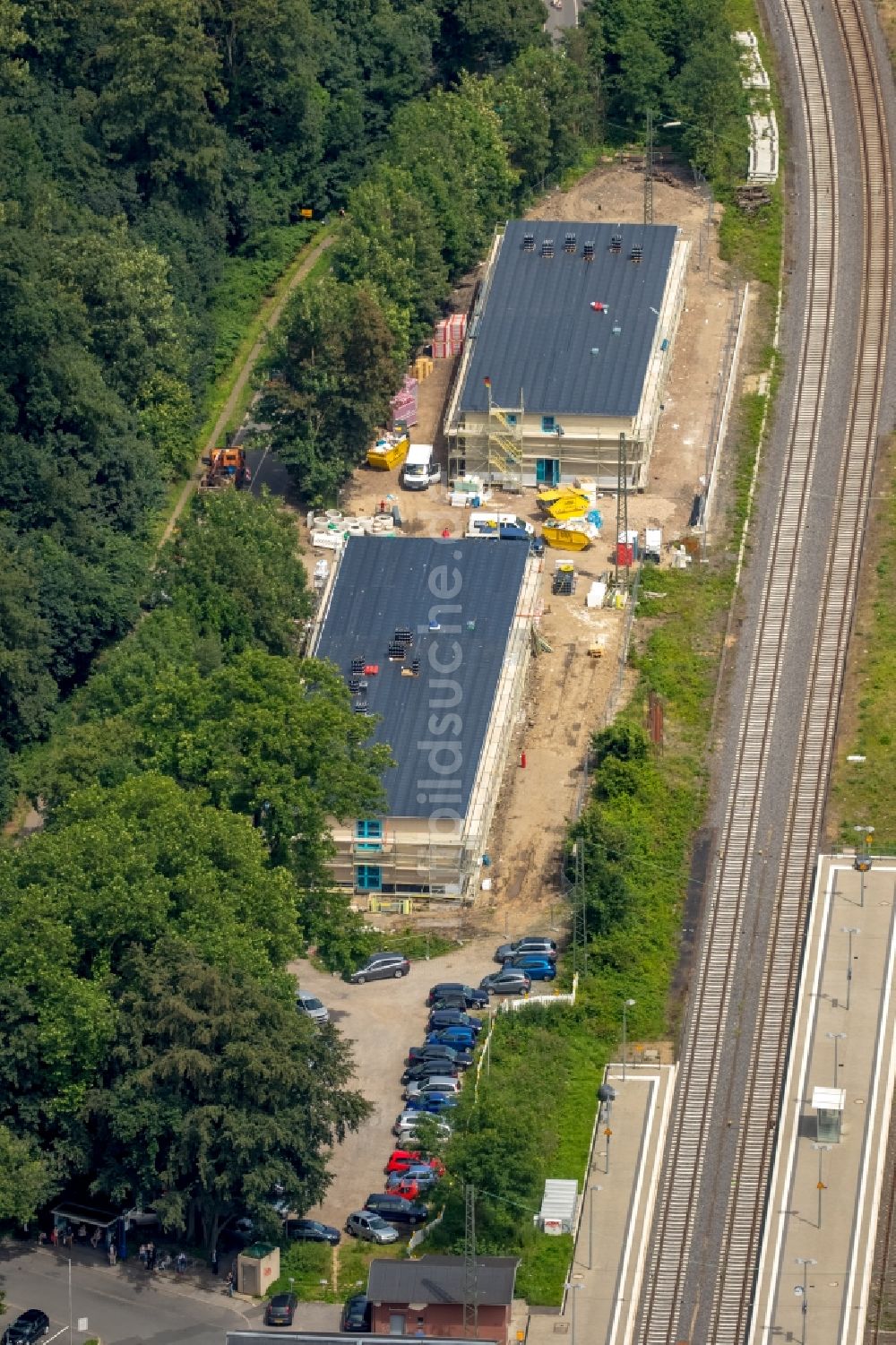 Essen von oben - Flüchtlingsheim- und Asylunterkunfts- Gebäude an der Ruhrtalstraße am S-Bahnhof Kettwig in Essen im Bundesland Nordrhein-Westfalen