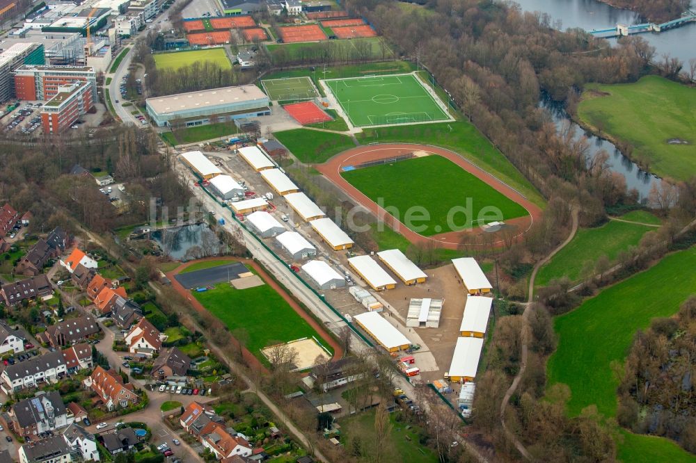 Luftbild Mülheim an der Ruhr - Flüchtlingsheim- und Asylunterkunfts- Gebäude auf dem Saarner Kirmesplatz am Sportplatz und Stadion in Mülheim an der Ruhr im Bundesland Nordrhein-Westfalen