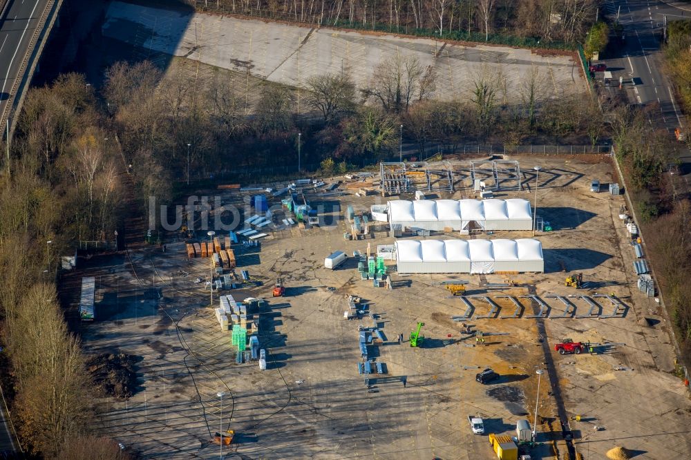 Luftaufnahme Bochum - Flüchtlingsheim- und Asylunterkunfts- Gebäude - Zeltstadt Aufbau einer Flüchtlingsunterkunft in Leichbauweise auf dem ehemaligen Parkplatz an der Wittener Straße in Bochum im Bundesland Nordrhein-Westfalen