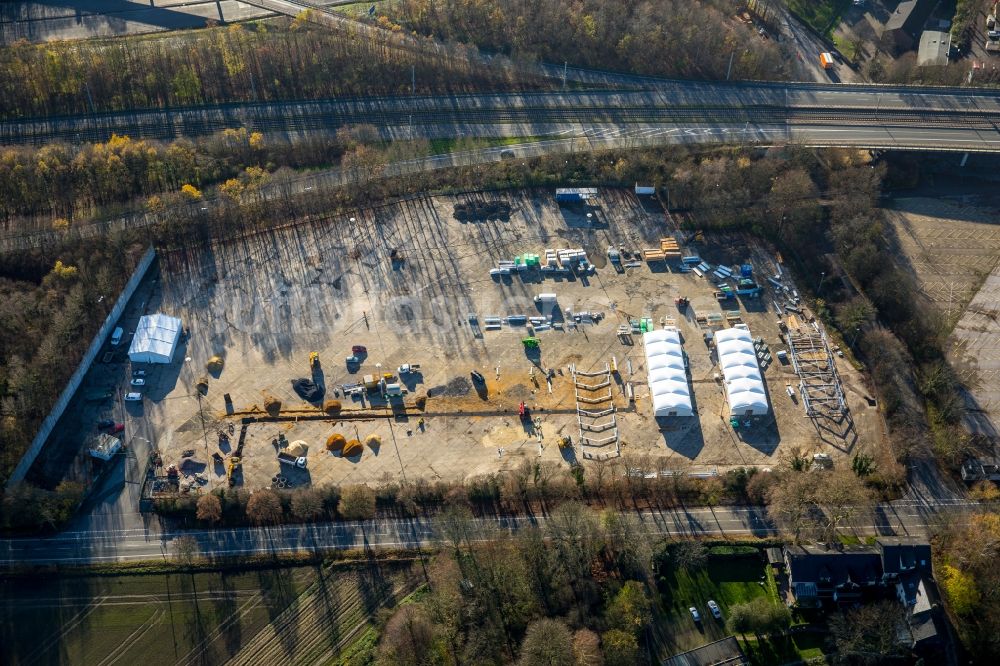 Bochum von oben - Flüchtlingsheim- und Asylunterkunfts- Gebäude - Zeltstadt Aufbau einer Flüchtlingsunterkunft in Leichbauweise auf dem ehemaligen Parkplatz an der Wittener Straße in Bochum im Bundesland Nordrhein-Westfalen