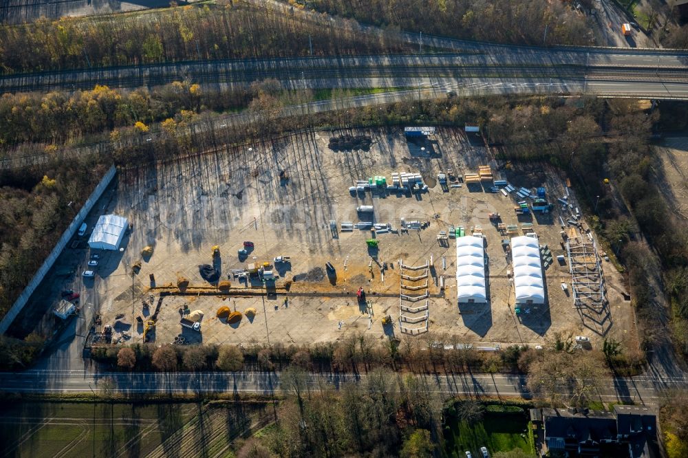 Bochum aus der Vogelperspektive: Flüchtlingsheim- und Asylunterkunfts- Gebäude - Zeltstadt Aufbau einer Flüchtlingsunterkunft in Leichbauweise auf dem ehemaligen Parkplatz an der Wittener Straße in Bochum im Bundesland Nordrhein-Westfalen