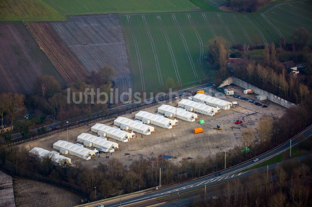 Bochum aus der Vogelperspektive: Flüchtlingsheim- und Asylunterkunfts- Gebäude - Zeltstadt Aufbau einer Flüchtlingsunterkunft in Leichbauweise auf dem ehemaligen Parkplatz an der Wittener Straße in Bochum im Bundesland Nordrhein-Westfalen