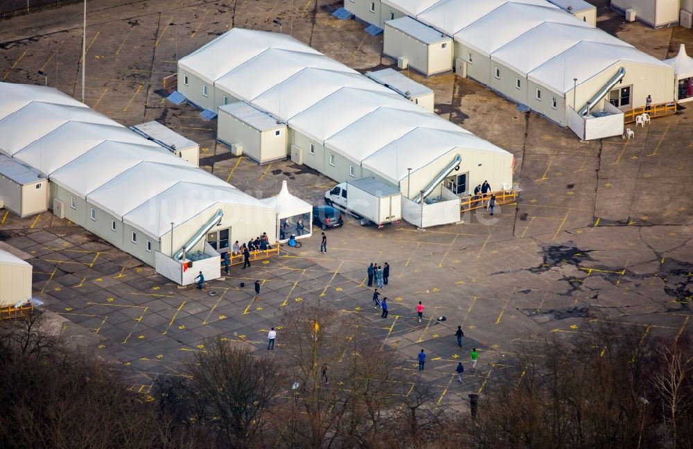 Luftbild Bochum - Flüchtlingsheim- und Asylunterkunfts- Gebäude - Zeltstadt Aufbau einer Flüchtlingsunterkunft in Leichbauweise auf dem ehemaligen Parkplatz an der Wittener Straße in Bochum im Bundesland Nordrhein-Westfalen